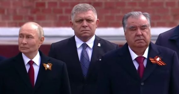 Premiér Fico s Putinom a ďalšími na Červenom koberci: Po prehliadke položili kvety na hrob neznámemu vojakovi