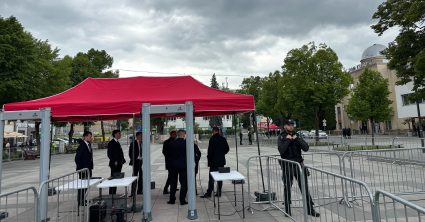 Sme po roku na mieste, kde Fica zasiahlo viacero striel: Handlová očakáva jeho príchod, umiestnila zátarasy