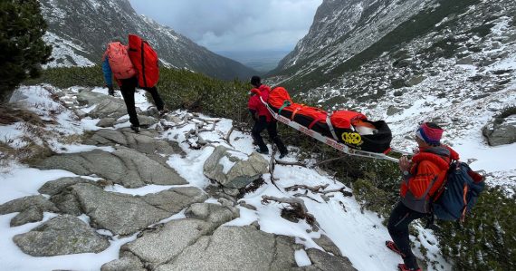 Namiesto výhľadov nosidlá: Tatry si v sobotu vyžiadali hneď dva zásahy. Slovenka aj Poliak potrebovali pomoc záchranárov