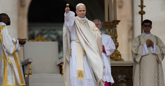 Lev XIV. odštartoval svoj pontifikát: Cirkev má spájať, nie vládnuť, odkázal. Inauguračnej omše sa zúčastlil aj Pellegrini