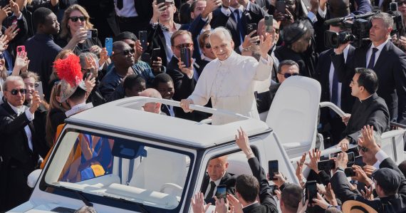 Inauguračná omša nového pápeža začne o pár minút: Lev XIV. pozdravil veriacich počas svojej úplne prvej cesty v papamobile