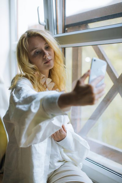 žena si robí selfie