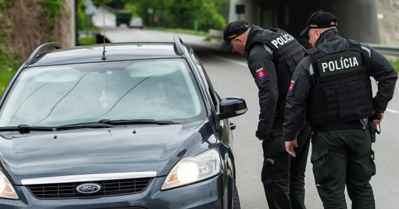 Veľké policajné pátranie pokračuje: Kontrolujú autá, podozriví sú stále na úteku. Takéto sú nové informácie
