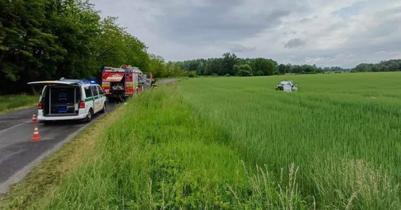 Nemal šancu prežiť: Pri nehode na Záhorí zomrel 19-ročný vodič, po náraze sa s vozidlom niekoľkokrát prevrátil