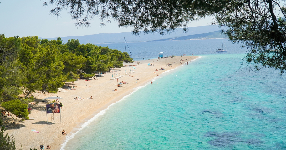 Pláž Zlatni Rat na Chorvátskom ostrove Brač