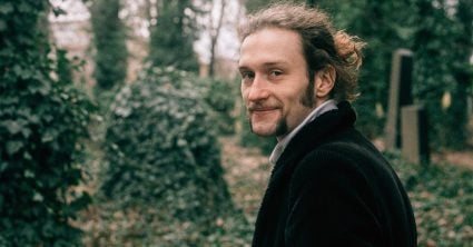 Hrobár Adam o zelenom pochovávaní: Aj pohreb môže byť pekný, stalo sa mi, že otec chcel so mnou kopať hrob pre dcéru