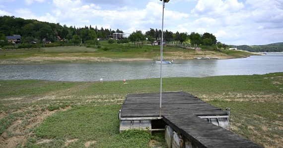 V tejto vodnej nádrži sa tento rok zrejme neokúpete: Hladina je o 6 metrov nižšia, hrozí ekologická katastrofa