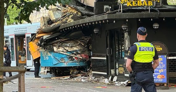 Hrozivá nehoda električky v centre mesta: Stroj skončil v stánku, vodič zrejme išiel prirýchlo