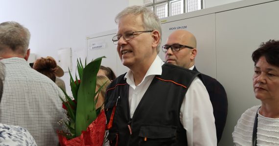 Slovenský lekár odhováral ľudí od očkovania a nosenia rúšok počas pandémie. Teraz čelí súdu, vinu zásadne odmieta