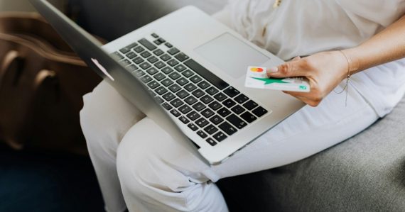 Blížia sa každoročné veľké zľavy, za výhodnými nákupmi však môže byť aj nebezpečenstvo. Týchto rád by ste sa mali držať