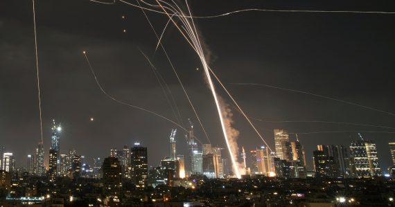 Irán v noci pokračoval v odpaľovaní rakiet na Izrael: Hlásia obeť aj zranených, Trump adresoval Teheránu varovanie