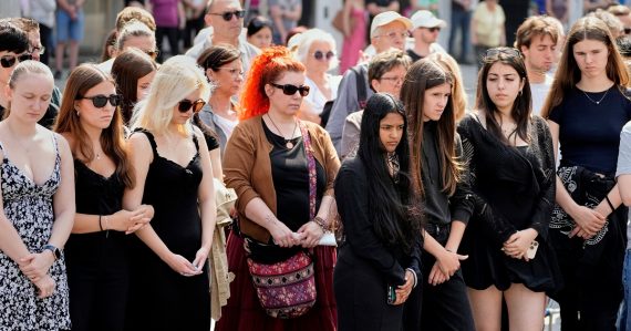 Rakúsko sa ponorilo do smútku: Po tragickej streľbe si krajina minútou ticha uctila obete. Námestie zaplnili sviečky a kvety