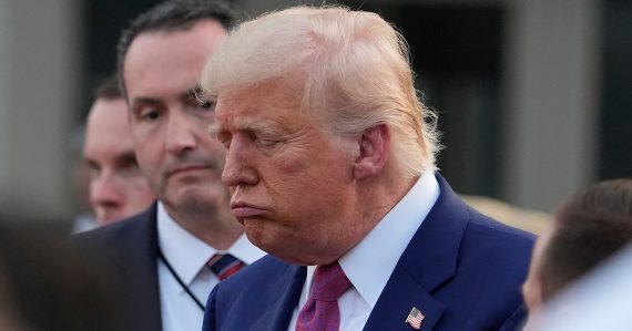 Trump opäť hovorí o jednoduchom dosiahnutí mieru, tentoraz medzi Izraelom a Iránom. Zároveň posiela vyhrážky
