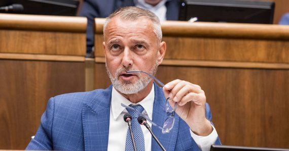 Migaľ zopakoval, že blokovať eurofondy pre samosprávy navrhol Drucker. Raši to chce zvrátiť, je to vraj jediné riešenie