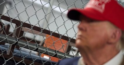 Trump deportuje migrantov: Zatvorí ich do klietok obklopených aligátormi, Weisenbacher varuje pred rozpadom USA