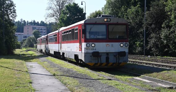 V tomto úseku sa vlakom neprepravíte: Na železničnú trať spadol stom, národný dopravca odriekol spoje bez náhrady