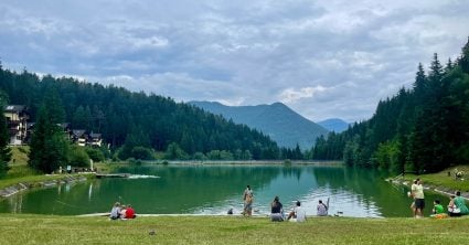 Pivo za 2,50 € a aquazorbing za 5 €: Kúpali sme sa v prírodnom kúpalisku úplne zadarmo. Voda je priezračná a pláž upravená
