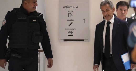Vo väzení dlho nebol: Francúzsky exprezident Sarkozy je prekvapivo na slobode, súd ho prepustil