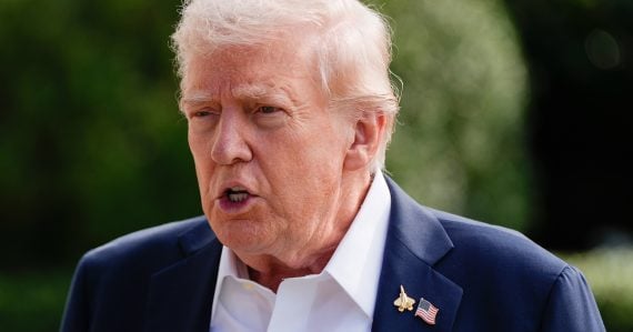 Tajomstvá vyplávajú na povrch: Trump podpísal zákon o zverejnení ďalších Epsteinových spisov. Jeho popularita rapídne klesla