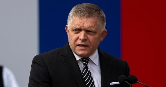 Premiér Robert Fico zvolal na ráno mimoriadne zasadnutie vlády v súvislosti s hrozivou zrážkou vlakov