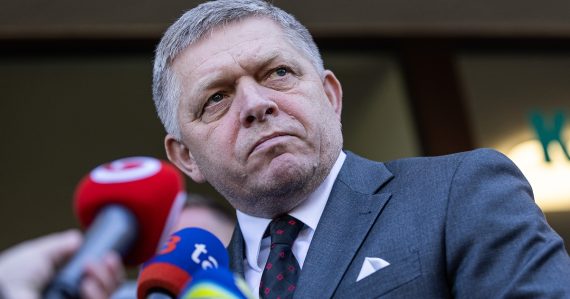Ficovi sa to nepáči: Slovenského premiéra označili za „predátora“. Môže za to jeho agresivita voči novinárom