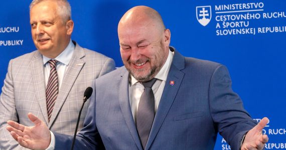 Zvláštne výdavky Huliaka v čase konsolidácie: Namiesto športu dal vyše milión eur na právnikov, tvrdia Demokrati