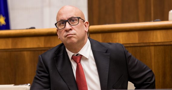 Zrážky vlakov majú dohru: Minister dopravy Jozef Ráž odvolal celé vedenie ZSSK