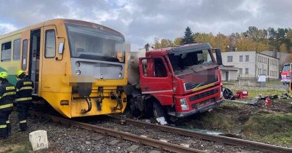 Vlak narazil do nákladného auta: Po silnej kolízii sa vykoľajil, vodiča museli vyslobodzovať z kabíny. Zasahoval aj vrtuľník