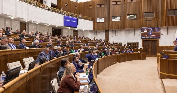 Poslanci sú ako utrhnutí z reťaze a všímajú si to aj ľudia: Drvivá väčšina súhlasí s prijatím etického kódexu
