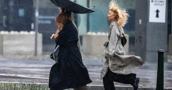 Bez dáždnika ani na krok: Valí sa na nás studený front, v týchto oblastiach sa pripravte na sneh. Potom príde prudká zmena