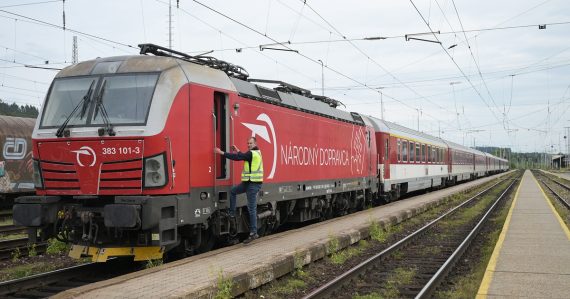Ak chcete ísť na Dušičky vlakom, poponáhľajte sa: Tieto vlaky sú už takmer plné, problémy môžu nastať aj pri návrate