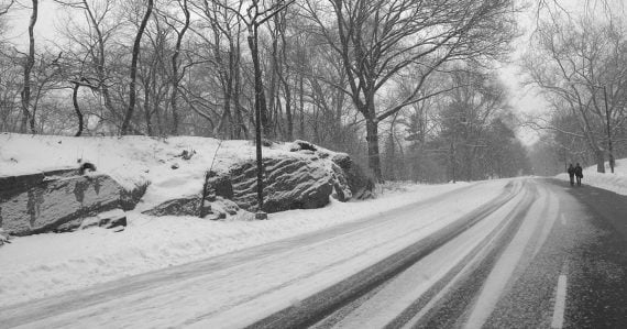 Silné sneženie obmedzuje dopravu na cestách: Tu napadlo až desať centimetrov bielej prikrývky