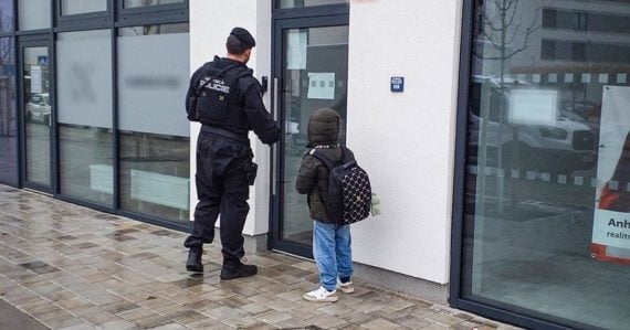 Policajti našli pred školou plačúce dieťa, bezradný chlapček nevedel, čo má robiť. Našťastie všetko dobre skončilo