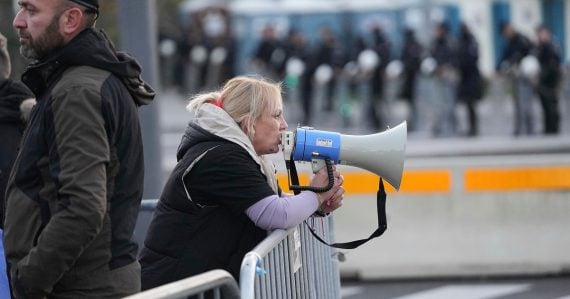Hladovkou bojuje proti korupcii: Matka obete z Nového Sadu žiada spravodlivosť a predčasné voľby, nejedla 16 dní.