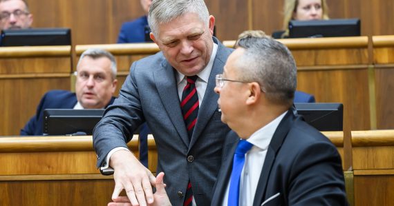 Šetrenie po slovensky: Ľudia konsolidujú, štát medzitým výrazne zvyšuje výdavky. Deficit medziročne narástol