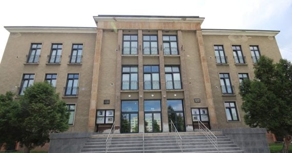 Obrovská tragédia: Na plese vypadol z okna iba 20-ročný muž. Pretrhlo sa s ním zábradlie, pád neprežil