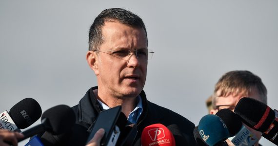 Iný kraj, iný mrav: Minister obrany v Rumunsku rezignoval po priznaní, že si v životopise vymyslel školu