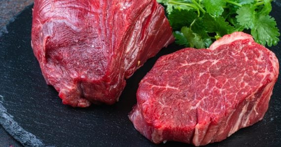 Parlament u našich susedov schválil zákaz umelého mäsa. Vraj môže ohroziť zdravie a poľnohospodárstvo