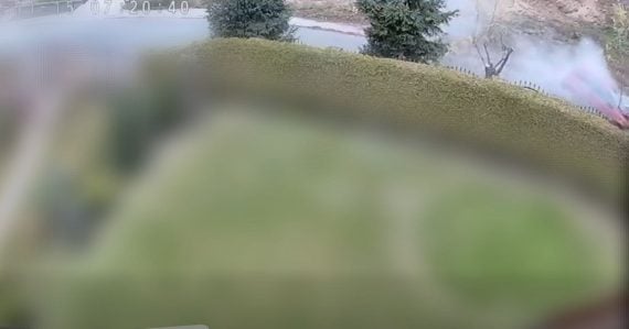 Za volant si sadol pod vplyvom drog a bez vodičáku: V protismere narazil do dvoch stromov, všetko zachytila kamera