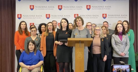 Výnimkou nie sú ani politici: Opozičné poslankyne tvrdia, že štát nedokáže chrániť ženy pred násilím, chcú konkrétne riešenia