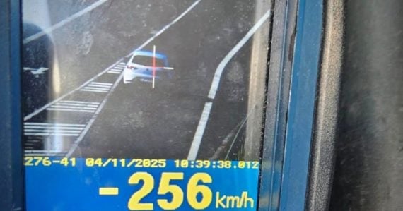 Po ceste uháňal rýchlosťou neuveriteľných 256 km/h. Policajti namerali mladého vodiča, dostal za to maximálnu pokutu