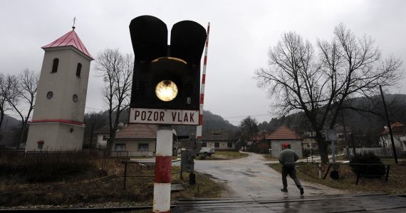 Železnice zrušili priecestie, iná cesta nie je: Ľudia majú problém dostať sa do práce či školy, práce ešte ani nezačali