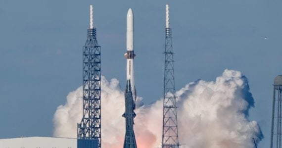 Súboj miliardárov o vesmír pokračuje: Bezos dohnal Muska, raketa New Glenn odštartovala k Marsu