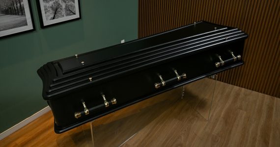 Mysleli si, že zomrela, už ju niesli na kremáciu: Žena sa prebrala na vlastnom pohrebe, klopala na rakvu, aby ju vytiahli von