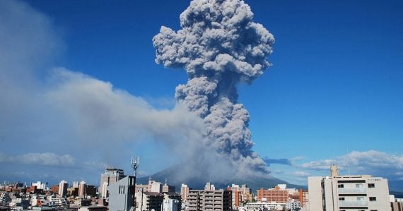 Do vzduchu vystrelila popol do výšky 4,4 kilometra: Po výbuchu sopky vydali varovanie