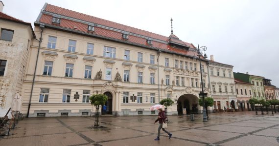 O prácu v štátnom podniku príde približne 280 ľudí. Lesy SR však kolaps a zlú ekonomickú situáciu odmietajú