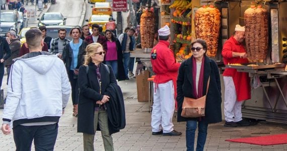 Matka a jej deti si kúpili jedlo na ulici, krátko na to všetci zomreli: Obľúbená destinácia rieši hrozivý prípad