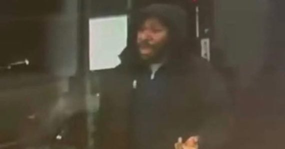 Vo vlaku zranil 11 ľudí, 9 z nich je v kritickom stave: Brita obvinili z pokusu o vraždu, ublížil aj policajtovi