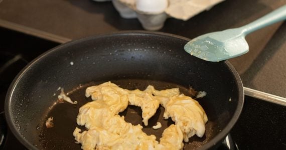 Omeletu pravdepodobne pripravujete zle: Šéfkuchár prezradil správny postup. Túto chybu robí väčšina ľudí
