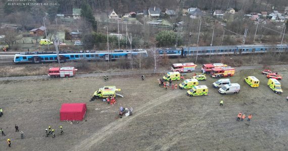 Vlakové nešťastie v ČR: Žiadni Slováci medzi zranenými, vyjadrili sa už aj prezident a premiér